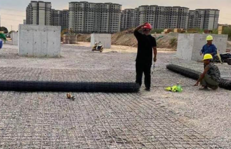 龙湖镇土工格栅铺设前地基要怎么处理？